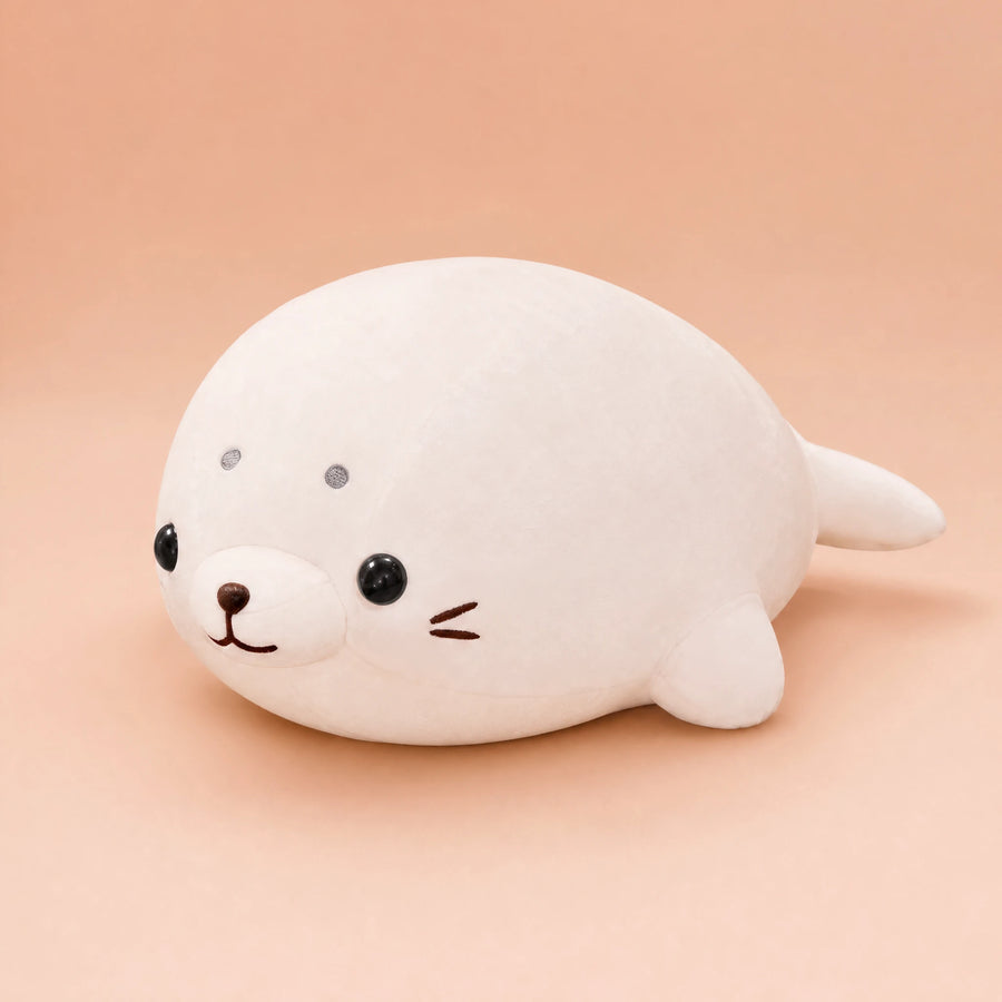 Peluche Phoque Blanc Dodu au Clin d'Œil Brodé - Fond beige rosé, autre angle