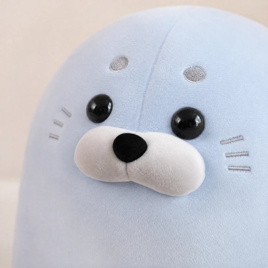 Peluche Phoque Rebondie Blanc ou Bleu Pastel - Détail matière