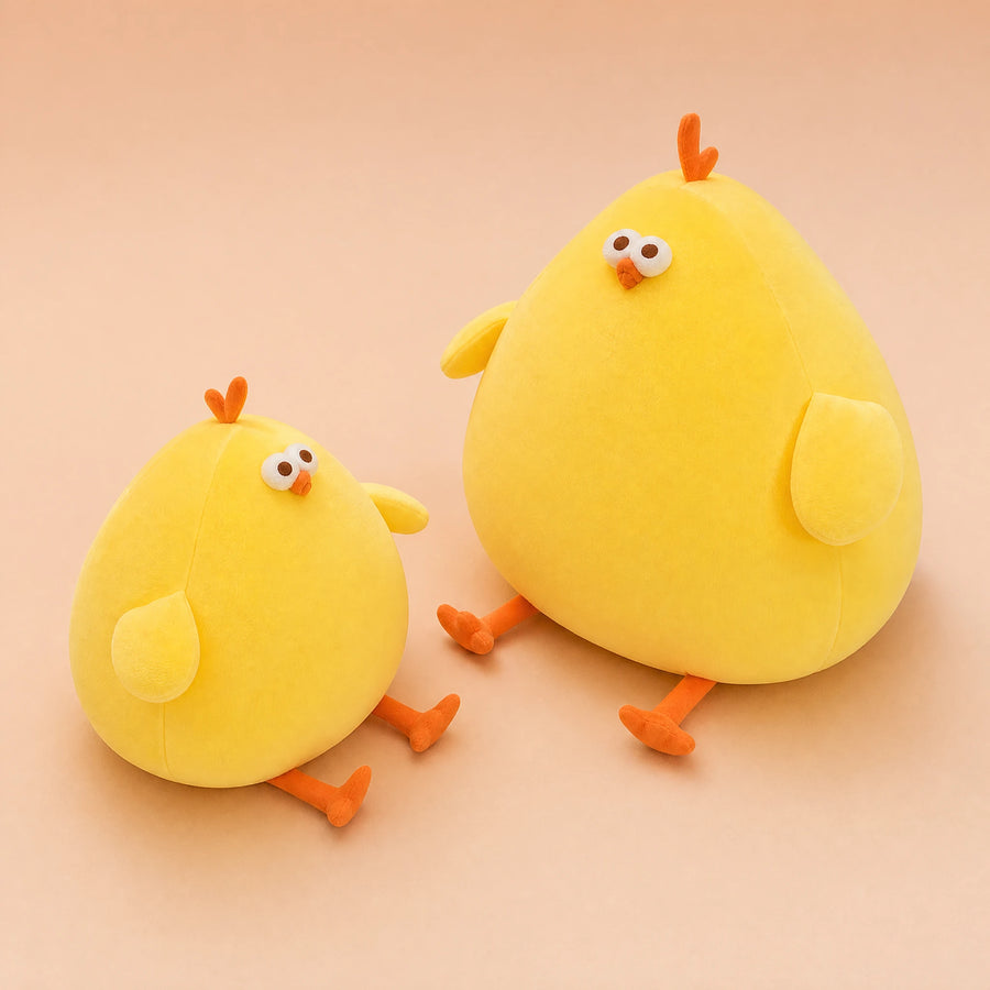Peluche Poussin Géant Jaune Forme Rebondie et Pattes Orange - Fond beige rosé, autre angle