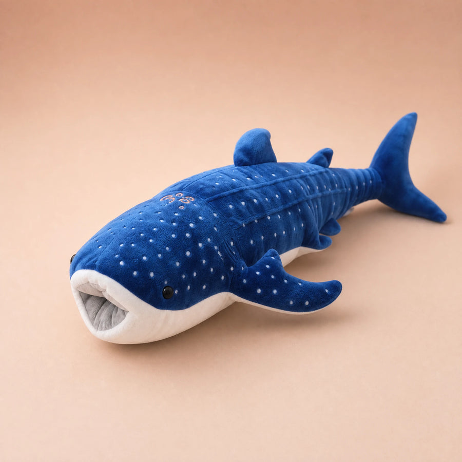 Peluche Requin Baleine Bleu à Points Blancs XXL - Fond beige rosé, autre angle