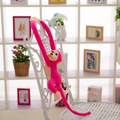 Peluche rose réaliste d'un singe amoureux de câlins