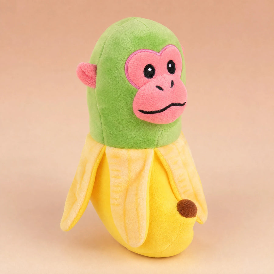 Peluche Singe Banane – Personnage Bananini Vert et Jaune - Fond beige rosé, autre angle