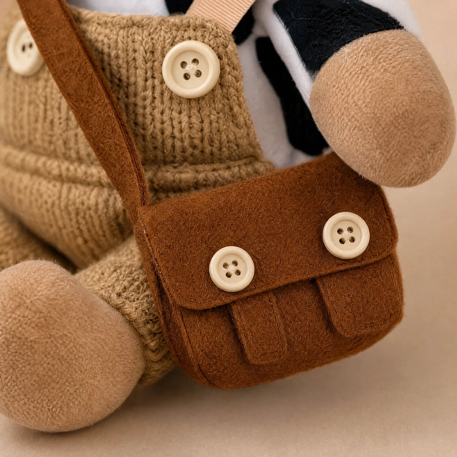 Peluche Vache Habillée en Salopette avec Sacoche - Détail matière