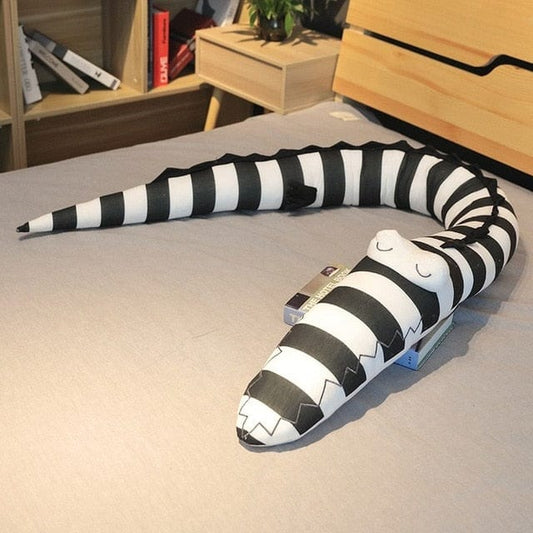Serpent géant en peluche à rayures 1